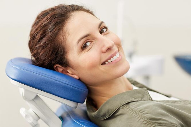 Schiefe Zähne bei Erwachsenen – wie kommt es zu erneuten Fehlstellungen?